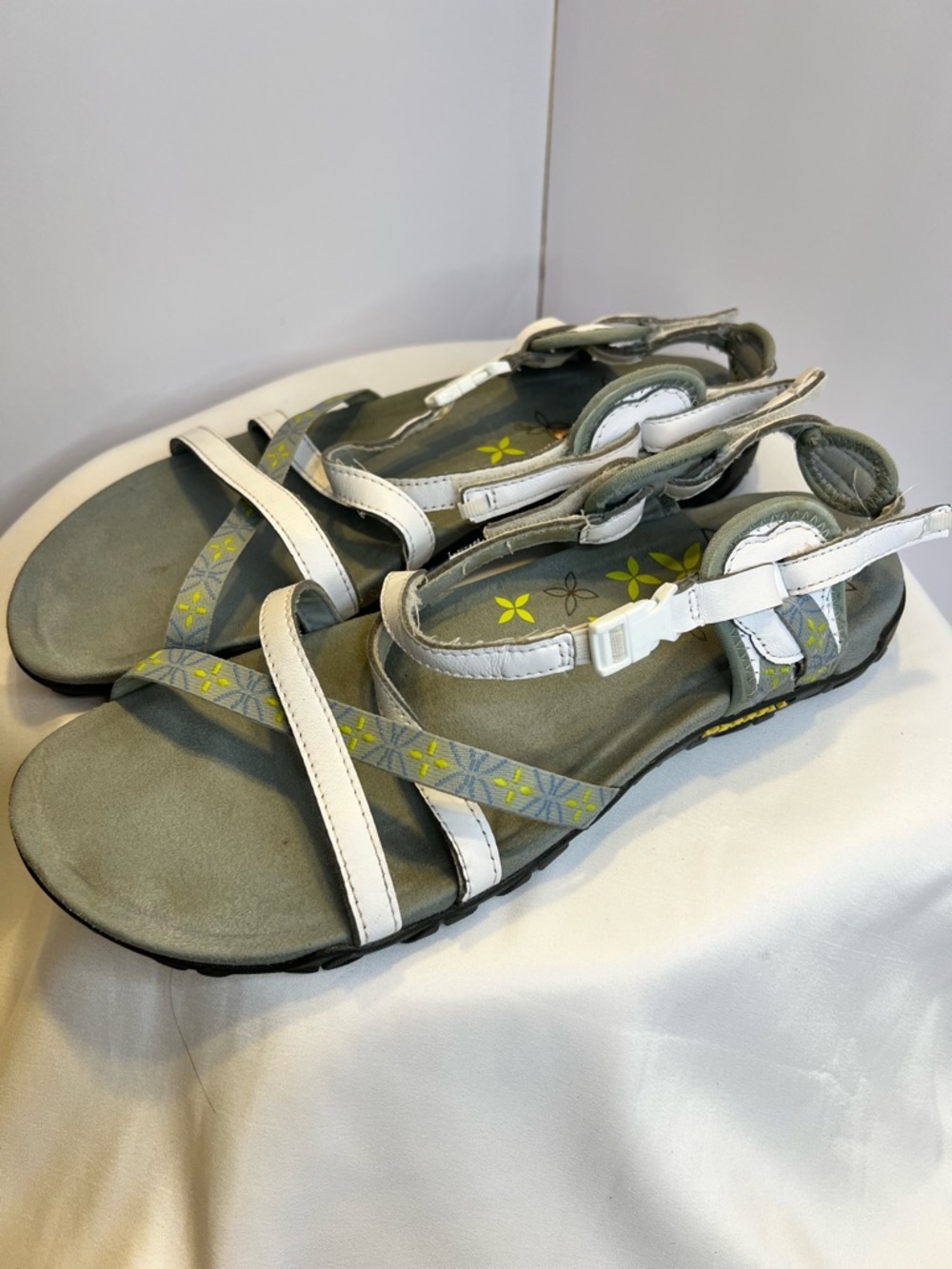 Merrell Women's White and Gray Floral Strappy Outdoor Sandals Casual Women’s 10